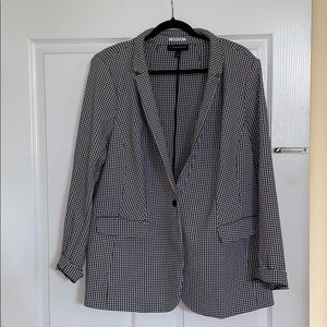 Lane Bryan’s black and white hounds tooth blazer